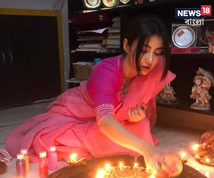 প্রতিবছরের মত এবারও অমাবস্যার বিশেষ তিথিতে অলক্ষ্মীকে বিদায় জানিয়ে ঘরে লক্ষ্মীর আহ্বান জানালেন অভিনেত্রী মনামি ঘোষ। এই দিনটিতে তিনি পুরো বাড়িতে নিজের হাতে আলপনা দেন। রঙ্গোলি ও  প্রদীপ জ্বালিয়ে তাঁর লেক গার্ডেন্সের  বাড়ি সুন্দরভাবে সাজান। এ বছরও তার অন্যথা হয়নি, অমাবস্যা যেহেতু মঙ্গলবারও  রয়েছে সেহেতু মঙ্গলবার সাতসকালে সমস্ত জোগাড়যন্ত্র করে লক্ষ্মীপূজো সারলেন তিনি। (প্রতিবেদন : মানস বসাক)