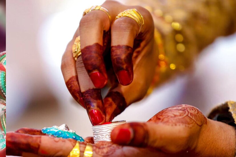 চোখের পাশাপাশি সিঁদুরের রাসায়নিক থেকে ক্ষতি হতে পারে ত্বকেরও৷ বিশেষ করে স্পর্শকাতর ত্বকের জন্য আশঙ্কা বেশি৷ তাই ক্ষতিকর রাসায়নিক এড়াতে ব্যবহার করু হার্বাল বা ভেষজ সিঁদুর৷