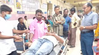 ইয়ারুলের আত্মীয়স্বজনরা দুর্ঘটনার খবর পেয়ে কাটোয়া মহকুমা হাসপাতাল চত্বরে ভিড় করেন