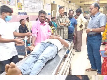 ইয়ারুলের আত্মীয়স্বজনরা দুর্ঘটনার খবর পেয়ে কাটোয়া মহকুমা হাসপাতাল চত্বরে ভিড় করেন