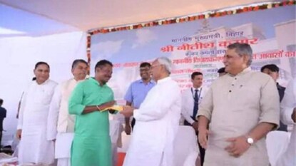 নতুন বাড়ির চাবি নিয়ে আবেগ ধরে রাখতে পারেননি প্রথম বারের বিধায়ক রামবৃক্ষ নতুন বাড়ির চাবি নিয়ে আবেগ ধরে রাখতে পারেননি প্রথম বারের বিধায়ক রামবৃক্ষ