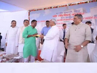 নতুন বাড়ির চাবি নিয়ে আবেগ ধরে রাখতে পারেননি প্রথম বারের বিধায়ক রামবৃক্ষ