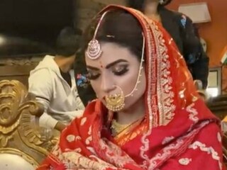 বিয়ের সাজে সজ্জিত বিয়ের কনে ঘুমিয়ে পড়েছেন