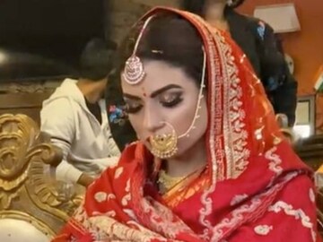 বিয়ের সাজে সজ্জিত বিয়ের কনে ঘুমিয়ে পড়েছেন