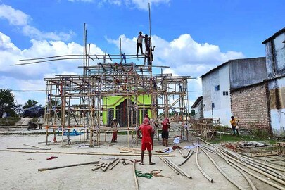 প্যান্ডেলের বাঁশে ঝুলন্ত দেহ