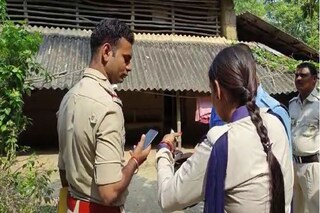 অভিযুক্ত তৃণমূল নেতার বাড়িতে পুলিশ৷ 
