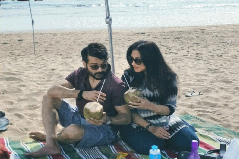 * ১৪ ফেব্রুয়ারি ভালোবাসার দিন। সে দিনই ‘সবিনয় নিবেদন’ লেখা বিয়ের নিমন্ত্রণপত্র পৌঁছেছিল মানুষের কাছে। তাতে লেখা ছিল, ‘বিগত তিন দশকেরও বেশি সময় একসঙ্গে স্ক্রিন শেয়ার করার পর এবার আমরা নতুনভাবে আপনাদের সামনে ‘প্রসেনজিৎ ওয়েডস ঋতুপর্ণা’। গুরুজনদের আশীর্বাদ ও সকলের ভালোবাসা নিয়ে আমরা আগামীর পথ চলতে চাই। পাকা দেখা থেকে বিয়ের সব দায়িত্ব সামলাচ্ছেন সম্রাট শর্মা ও তার হাট্টিমাটিম টিম। বিয়ের ঘটকালির দায়িত্বে পল্লবী চট্টোপাধ্যায়। বিয়ের তত্ত্বাবধানে মোহর ও শর্মিষ্ঠা। ডিজিটাল পত্রদ্বারা নিমন্ত্রণের ত্রুটি মার্জনীয়।’ ছবিঃ ইনস্টাগ্রাম। 