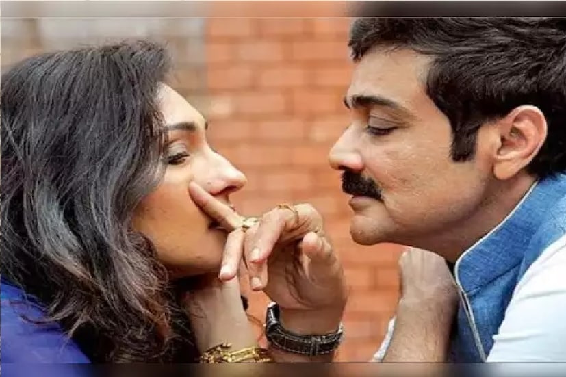 *আসলে এটা তাঁদের আগামী ছবির প্রচার। অসংখ্য ছবিতে নায়ক নায়িকার চরিত্রে জুটি বেঁধেছেন প্রসেনজিৎ চট্টোপাধ্যায় ও ঋতুপর্ণা সেনগুপ্ত। একের পর এক সুপারহিট ছবি উপহার দিয়েছেন। তবে এই প্রথম অফস্ক্রিনও জুটি বাঁধছেন এই দুই সুপারস্টার। ছবিঃ ইনস্টাগ্রাম। 