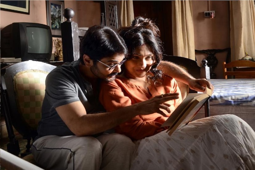 *পুজো মিটতেই টলিউডে বাজল বিয়ের সানাই। বিয়ের পিঁড়িতে বসছেন হিট জুটি প্রসেনজিৎ চট্টোপাধ্যায় এবং ঋতুপর্ণা সেনগুপ্ত। বোন পল্লবী চট্টোপাধ্যায়ের ঘটকালিতেই বিয়ের এই বিশাল আয়োজন। বিয়ের তত্ত্বাবধানে প্রসেনজিৎ চট্টোপাধ্যায় ও ঋতুপর্ণা সেনগুপ্তর ম্যানেজার মোহর এবং শর্মিষ্ঠা মুখোপাধ্যায়। ছবিঃ ইনস্টাগ্রাম। 