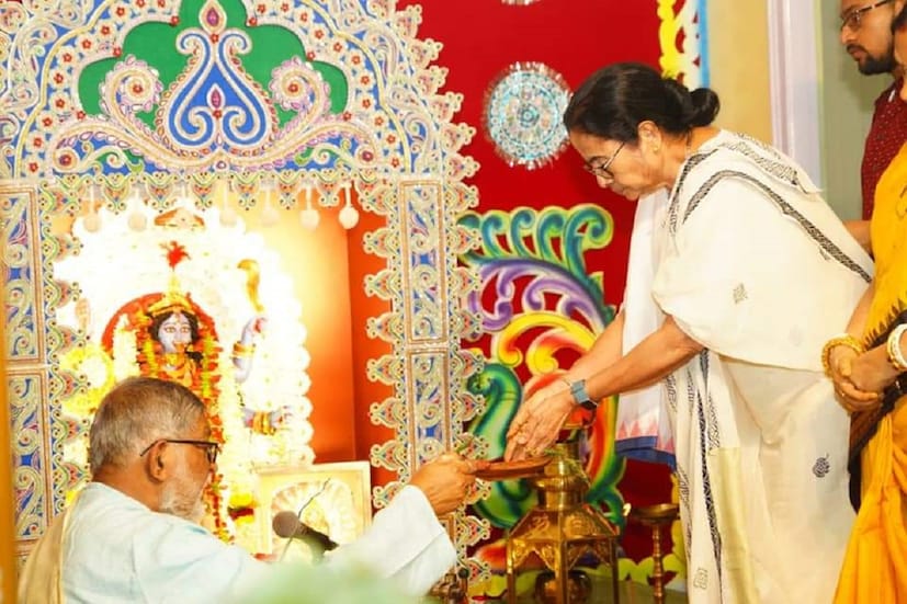 শুভ শক্তির হাতে অশুভ শক্তির পরাজয়৷ মঙ্গলারতি দিয়ে শ্যামার আরাধনা শুরু হয়েছে বিভিন্ন মন্দিরে। আলোর উৎসবে ভাসছে কলকাতা থেকে জেলা। বাড়ির কালীপুজো নিয়েও দারুণ ব্যস্ত মমতা বন্দ্যোপাধ্যায়। (ছবি ও তথ্য- আবীর ঘোষাল)
