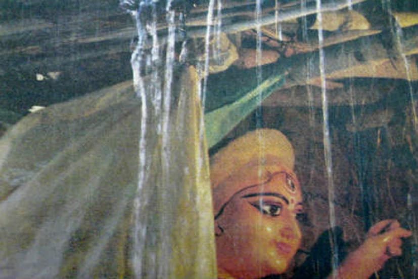 তবে শুধু ষষ্ঠী নয়, পুজোয় ভেজাবে বৃষ্টি৷ এমনই জানানো হয়েছে৷ হাওয়া অফিস জানিয়েছে যে, সপ্তমী থেকে অক্টোবর পর্যন্ত চলবে এর প্রভাব৷ বৃষ্টি হতে পারে দক্ষিণবঙ্গের একাধিক জায়গায়। বৃষ্টির প্রভাব বেশি থাকবে উপকূলের কাছাকাছি জেলাগুলিতে।