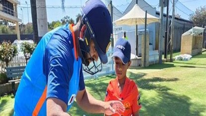 অস্ট্রেলিয়ার মাটিতে ভারতীয় বংশোদ্ভূত বাচ্চার বোলিংয়ে মুগ্ধ রোহিত অস্ট্রেলিয়ার মাটিতে ভারতীয় বংশোদ্ভূত বাচ্চার বোলিংয়ে মুগ্ধ রোহিত