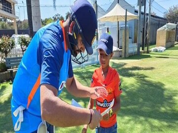 অস্ট্রেলিয়ার মাটিতে ভারতীয় বংশোদ্ভূত বাচ্চার বোলিংয়ে মুগ্ধ রোহিত