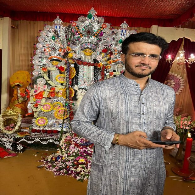 মা দুর্গার কাছে মহা সপ্তমীর আশীর্বাদ চাইলেন সৌরভ। দুর্গাপূজায় বরাবর কলকাতায় থাকাই পছন্দ মহারাজের