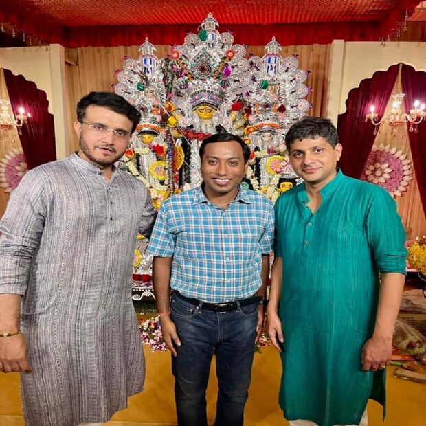 অভিষেক এবং তার পরিবারের সঙ্গে বহুদিনের ব্যক্তিগত সম্পর্ক সৌরভের। সিএবি সভাপতি এবং বিসিসিআই সভাপতি ছাড়াও ব্যক্তিগত সম্পর্ক অটুট
