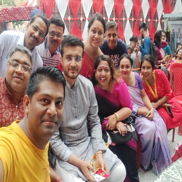 প্লেয়ার্স কর্নার অর্থাৎ নিজের পাড়ার পুজোয় উপস্থিত সৌরভ। পাড়ার লোকেরা আনন্দিত নিজেদের কাছের লোককে পেয়ে
