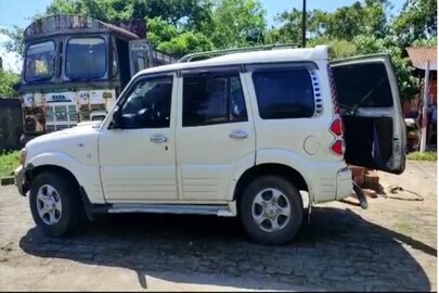 এই গাড়িতে করেই চলছিল গরু পাচার৷ 