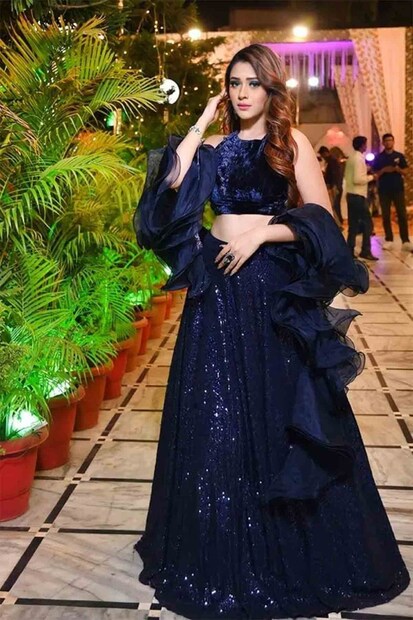 দীপাবলির দিন পরার জন্য এখানে লেহঙ্গার কিছু লেটেস্ট ডিজাইনের সুলুকসন্ধান দেওয়া হল। এর জমকালো কাজ থেকে চোখ ফেরানো যাবে না। কিন্তু দামে সস্তা। এককথায় কম দামে ভাল লেহঙ্গার হদিশ দেওয়া হল। বাজার থেকে রেডিমেড কেনা তো যায়ই। চাইলে পাড়ার দর্জির কাছেও তৈরি করানো যায়। সময় বেশি নেই কিন্ত, তাই তাড়াতাড়ি…।