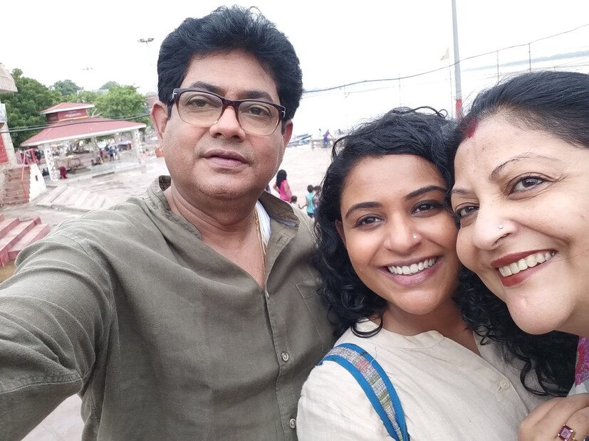 শঙ্কর চক্রবর্তী ও সোনালি চক্রবর্তীর মেয়ে সাজি, মাঝে মধ্যেই বাবা মায়ের সঙ্গে সোশ্যাল মিডিয়ায় ছবি পোস্ট করেন ৷ ছবি সৌজন্যে ফেসবুক ৷ 