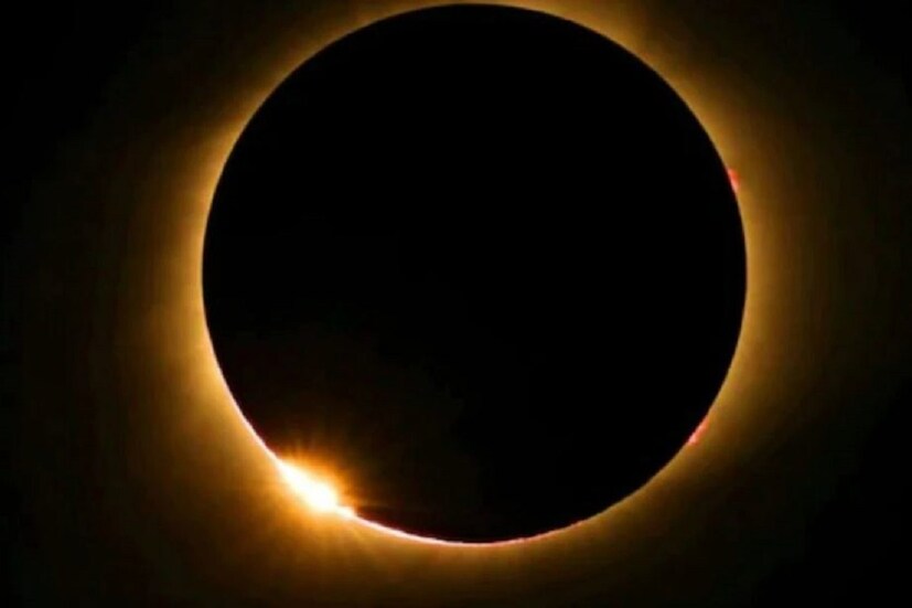 যে সব কাজ এড়িয়ে যেতে হবে— সূর্যগ্রহণের সময় কিছু কাজ এড়িয়ে চলতে হবে। পণ্ডিত চতুর্বেদীর মতে, সূতক ও গ্রহণকালে স্বামী-স্ত্রীর কখনই শারীরিক সম্পর্ক করা উচিত নয়। এ ছাড়া প্রদীপ জ্বালানো, তেল মালিশ ও ধূপ জ্বালানো, আরতি বা যাগযজ্ঞ করা উচিত নয়। গর্ভবতী মহিলা এবং রাশিফলের ত্রুটিযুক্ত ব্যক্তিদেরও এই সময়ে ঘর থেকে বের না হওয়ার বিধান রয়েছে। Disclaimer: উপরোক্ত বিষয়গুলি মানতে নিউজ ১৮ বাংলা বাধ্য বা অনুপ্রাণিত করেনা, ব্যবহারিক প্রয়োগের আগে বারেবারে ভাবনা চিন্তা করে তবেই সিদ্ধান্তে আসুন ৷