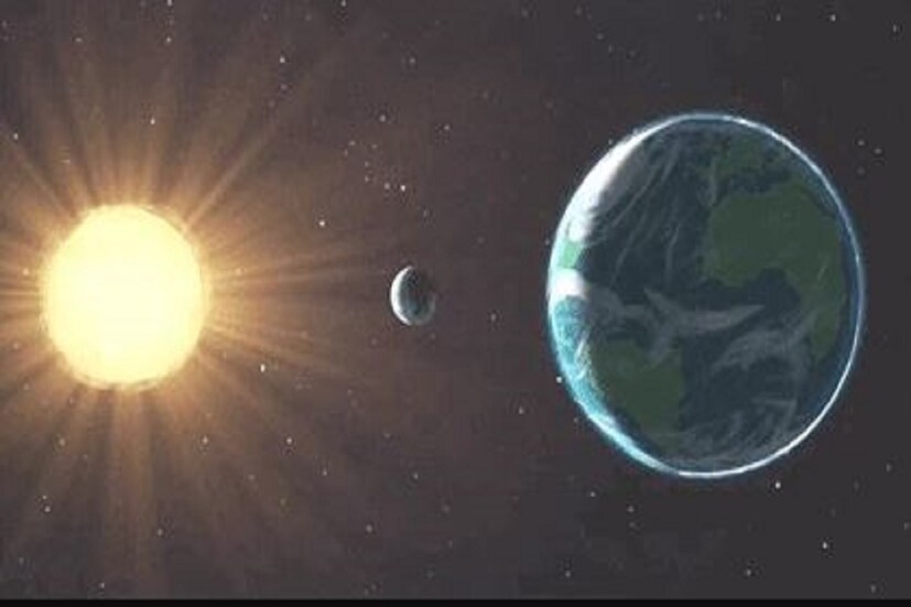 আংশিক সূর্যগ্রহণ অমাবস্যায়৷ শিল্পী গুপ্তা সায়েন্টিফিক অফিসার এমপি বিড়লা ইন্সটিটিউট অফ ফান্ডামেন্টাল রিসার্চের এমপি বিড়লা৷ প্ল্যানেটেরিয়ামের পক্ষ থেকে বলেছেন চাঁদের কক্ষপথে সমতলের কারণে এটা হয়েছে৷ সূর্য- পৃথিবী প্লেন একরকম নয়৷ পৃথিবী ও চাঁদের অ্যাঙ্গেল 5.1o৷  Photo- File 