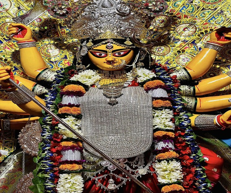 *পুজোর আয়োজনে মেতে উঠেছেন সুদীপার স্বামী পরিচালক অগ্নিদেব চট্টোপাধ্যায়, ছেলে আকাশ চট্টোপাধ্যায় এবং ছোট ছেলে আদিদেব। আদিদেবের ঘন্টা বাজানোর ছবিও ইতিমধ্যেই ভাইরাল হয়েছে সোশ্যাল মিডিয়ায়। ছবিঃ ফেসবুক।