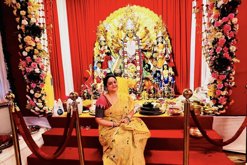 *সেজে উঠেছে চট্টোপাধ্যায় বাড়ি। সুদীপা চট্টোপাধ্যায়ের চোখে ঘুম নেই। সারা রাত ধরে চলছে পুজোর আয়োজন। আর তা প্রায় একা হাতে সামলাতে হচ্ছে তাঁকে। ছবিঃ ফেসবুক।