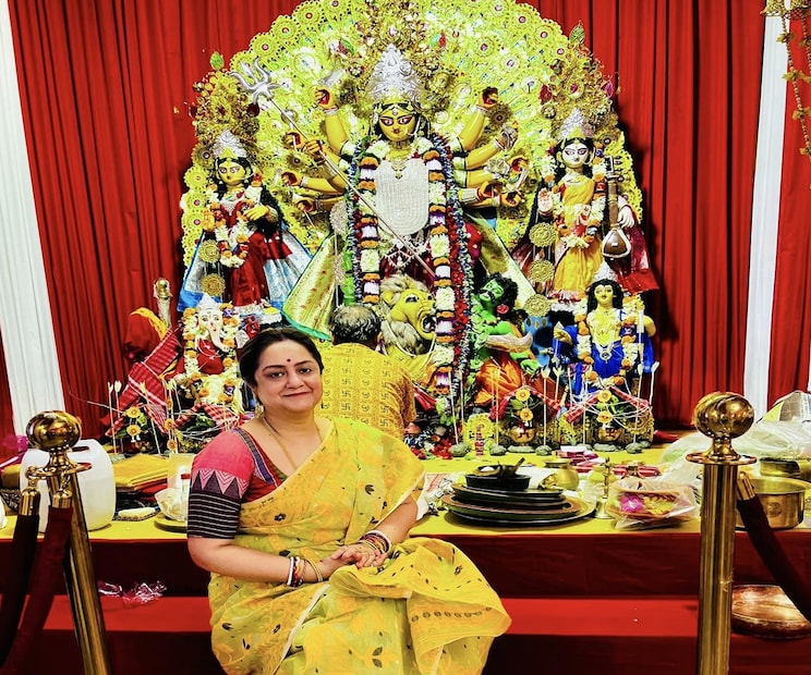 *প্রতি বছরই বালিগঞ্জের অভিজাত অঞ্চলে পুজো হয়। সুদীপাও এই ক'দিন কোনও কাজ রাখেন না। বিশ্বের বিভিন্ন প্রান্তে ছড়িয়ে থাকা আত্মীয় পরিজনেরাও হাজির হন। ছবিঃ ফেসবুক।