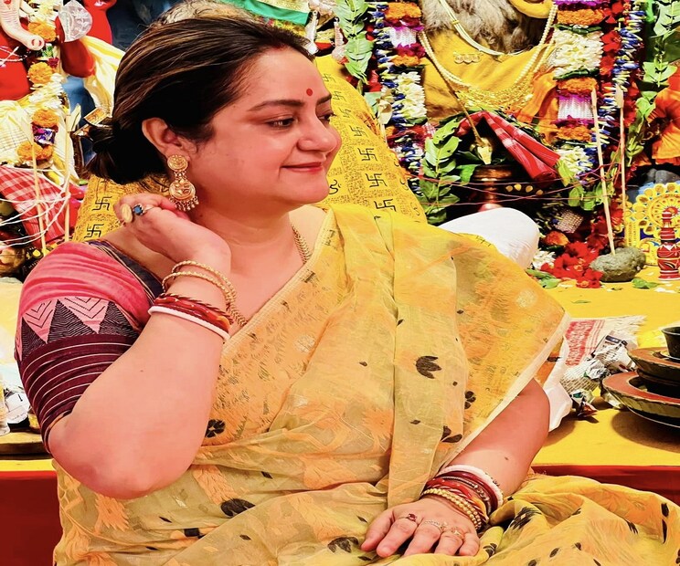 *এই ক'টা দিন সুদীপা সাজেন সাবেকি সাজে। বছরের অন্য সময় সব ধরনের শাড়ি পরলেও এই সময়টা সাবেকি শাড়িতে, আর নানা গয়নার সম্ভারে সেজে ওঠেন। তাঁর হাতে ওঠে শাঁখা-পলায়, কপালে ওঠে চওড়া সিঁদুর। ছবিঃ ফেসবুক।