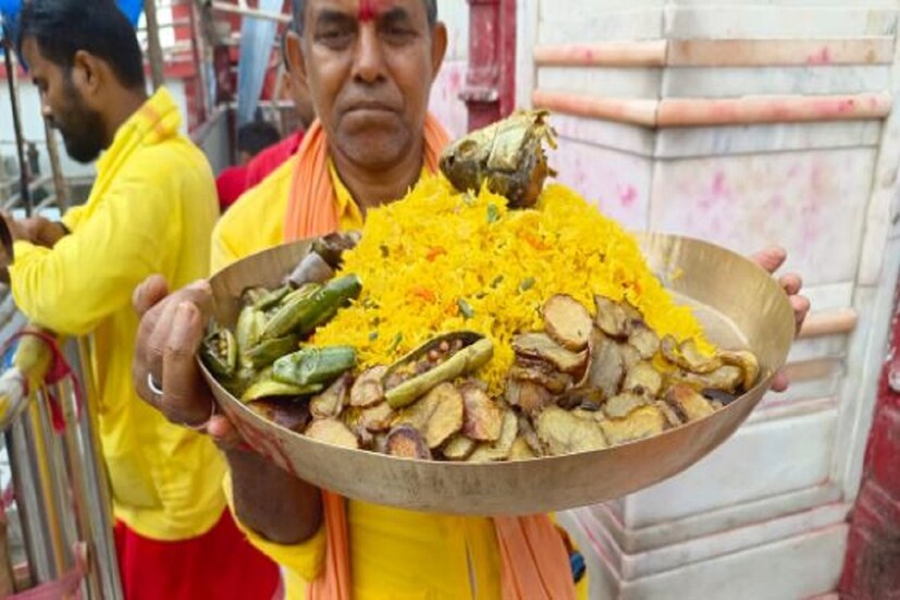 কালীপুজো উপলক্ষে আজ তারাপীঠে সকাল থেকেই মা কালী রূপে আরাধনা করা হয় তারা মাকে৷ দু' বেলাই মাকে দেওয়া হয় অন্ন ভোগ৷ তথ্য ও ছবি- অক্ষয় ধীবর