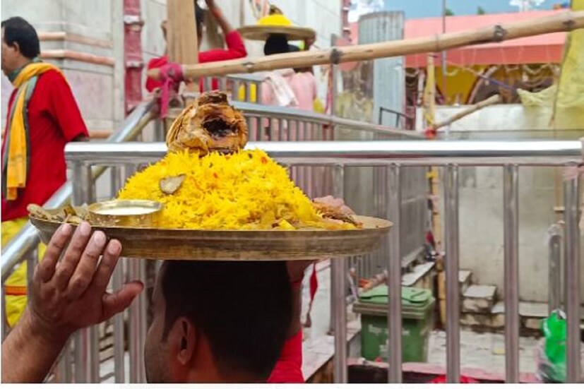 একই সঙ্গে মন্দির চত্বরে বলির মাংস, পোড়ানো শোল মাছ, চাটনি, পায়েস ও মিষ্টির ভোগ নিবেদন করা হয়। এ ছাড়াও সন্ধ্যারতির সময় লুচি-মিষ্টিও নিবেদন করা হয়। তথ্য ও ছবি- অক্ষয় ধীবর