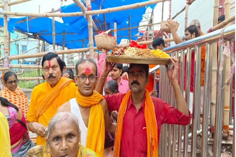 স্বর্ণালঙ্কার শোভিত রাজ রাজেশ্বরী বেশে মা তারার দর্শন পাওয়ার জন্য কালী পুজোর দিন তারাপীঠে দর্শনার্থীরা ভিড় করেন। তারাপীঠ মন্দির চত্বর তো বটেই, গোটা তারাপীঠই উৎসবের আনন্দে সেজে উঠে। তথ্য ও ছবি- অক্ষয় ধীবর