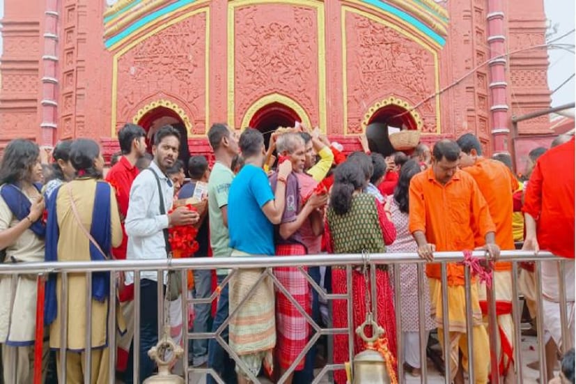 সেবায়েতদের কাছে মা তারা এই দিনটায় তারা অঙ্গে কালী রূপে বিরাজ করেন। কালী পুজোর রাতে মা তারা স্বর্ণালঙ্কারে সজ্জিত হন। তথ্য ও ছবি- অক্ষয় ধীবর