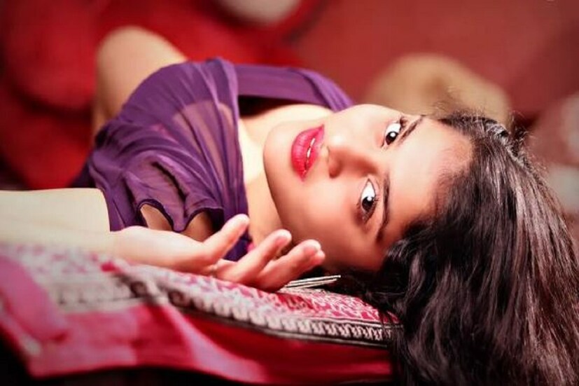 একটি বিছানায় শুয়ে থাকা  ছবির পাশে  কমেন্ট বক্সে তাকে ঘিরে শুরু হয় একাধিক কটাক্ষ। ছবিতে তিনি একটি পার্পল কালারের পোশাক পরে রয়েছেন৷ ছবিটি নিঃসন্দেহেই হট ৷ কিন্তু সমালোচনার মুখে তাঁর ক্যাপশন৷ সেখানে তিনি লিখেছেন ‘‘Slept till noon and now having breakfast in bed’’- অর্থাৎ দুপুর বেলা অবধি শুয়েছিলাম এবার বিছানাতেই ব্রেকফাস্ট করছি৷ Photo Courtesy- Instagram
