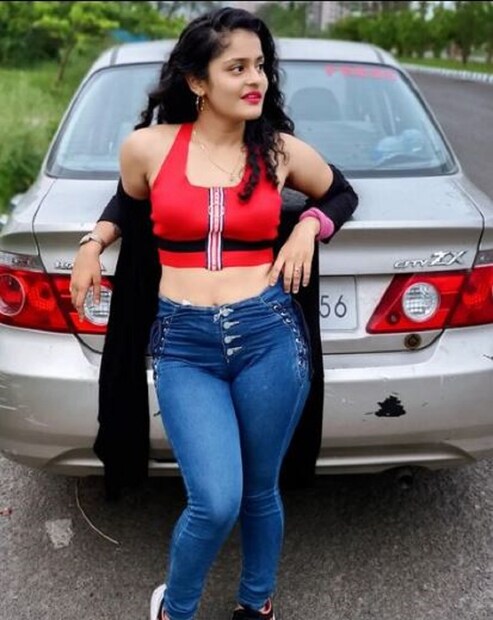তাঁর সোশ্যাল মিডিয়া প্রোফাইলে তাঁর বেশি কিছু ফ্যান ফলোয়ারও আছে৷ তবে এখনকার নেটিজেনরা অত্যন্ত সিদ্ধহস্ত ট্রোলিংয়ে৷ তাই যেমন তাঁর পছন্দের ছবিতে দেদার লাইক দেয় ঠিক তেমনিই সম্প্রতি তাঁর একটি ছবি নিয়ে নিন্দের ঝড় উঠেছে৷  Photo Courtesy- Instagram