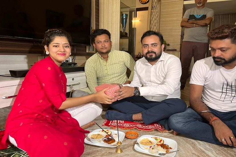 দাদাদের ভাইফোঁটা দিয়েছেন অভিনেত্রী দিতিপ্রিয়া রায়। দাদারাও বোনের হাতে তুলে দিয়েছেন উপহার। 