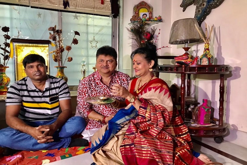 *ভাই এবং দাদাদের ভাইফোঁটা দিচ্ছেন অভিনেত্রী ইন্দ্রাণী হালদার। 
