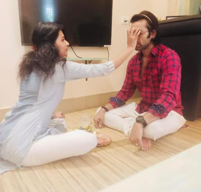 *বোনের থেকে ভাইফোঁটা নিয়েছেন অভিনেতা জীতু কমল। 