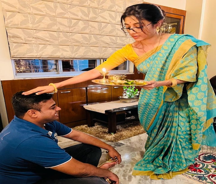 *ভাইফোঁটা দিচ্ছেন অভিনেত্রী পাওলি দাম। 