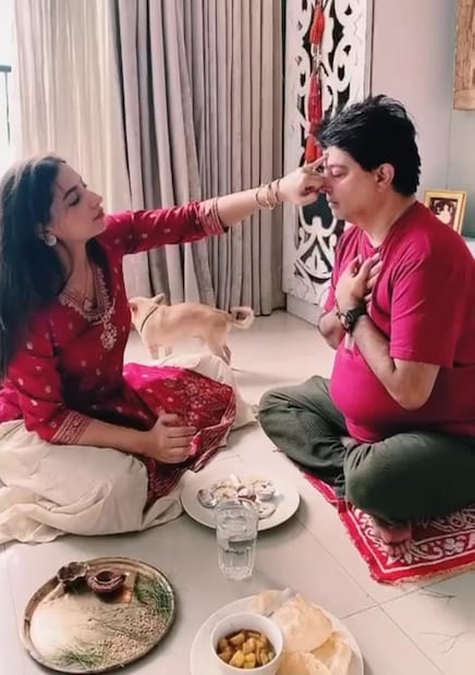 *জিৎ গঙ্গোপাধ্যায় অর্থাৎ দাদাকে ফোঁটা দিয়েছেন অভিনেত্রী শুভশ্রী গঙ্গোপাধ্যায়।