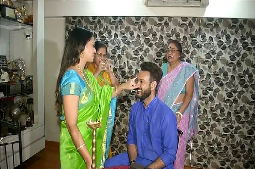 *অভিনেতা সাহেব ভট্টাচার্যকে ফোঁটা দিয়েছেন আদরের বোন সোনম। 