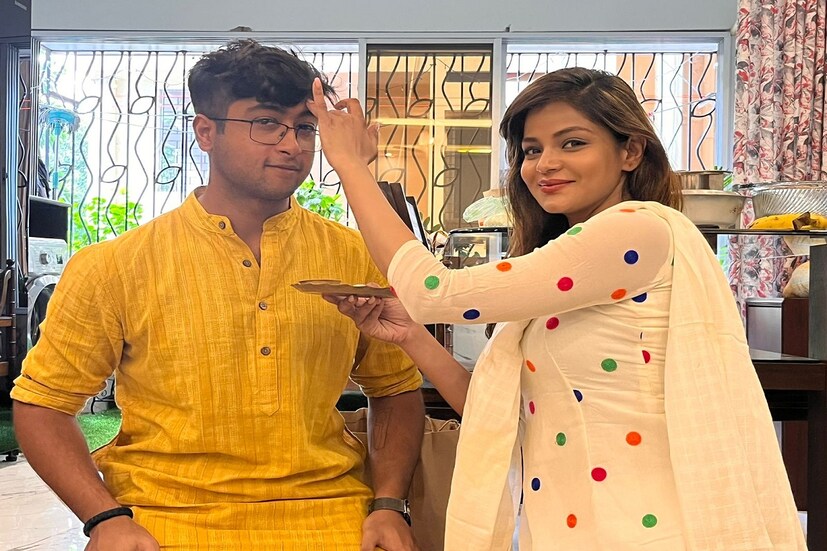 *ভাইফোঁটা দিয়েছেন অভিনেত্রী অরুণিমা ঘোষ। 