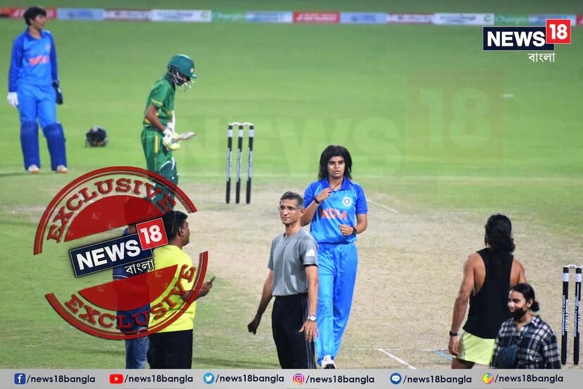 তবে, খোলসা করেই বলা যাক! ইডেনে সোমবার সন্ধেয় ভারত-পাকিস্তানের ম্যাচ হল ঠিকই। তবে 'রিয়েল-লাইফ' নয়, 'রিল-লাইফ'-এর! ঝুলন গোস্বামীর অটোবায়োগ্রাফি ‘চাকদা এক্সপ্রেস’-এর শুটিং ছিল ইডেনে। হাজির অনুষ্কা শর্মা-সহ ছবির গোটা ইউনিট। এই স্লাইডে যে ছবিটি দেখা যাচ্ছে, সেখানে অবশ্য অনুষ্কা নয়, রয়েছেন অনুষ্কার ডামি 