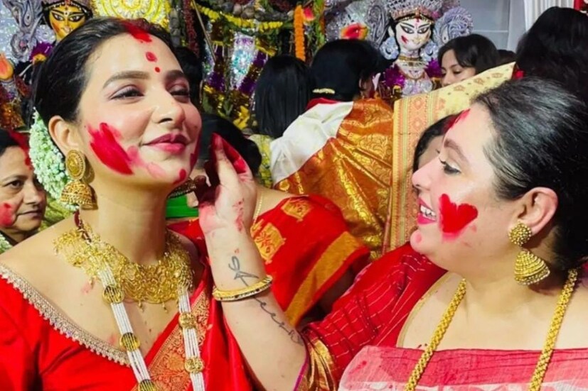 বর্ধমানে নিজেদের বাড়ির দুর্গাপুজোয় দশমীর সন্ধ্যা কাটিয়েছেন শুভশ্রী গঙ্গোপাধ্যায়। সঙ্গে ছিলেন রাজ চক্রবর্তী এবং ছেলে ইউভান। দিদি দেবশ্রী গঙ্গোপাধ্যায়ের সঙ্গে সিঁদুরখেলায় মেতেছিলেন টলি নায়িকা।