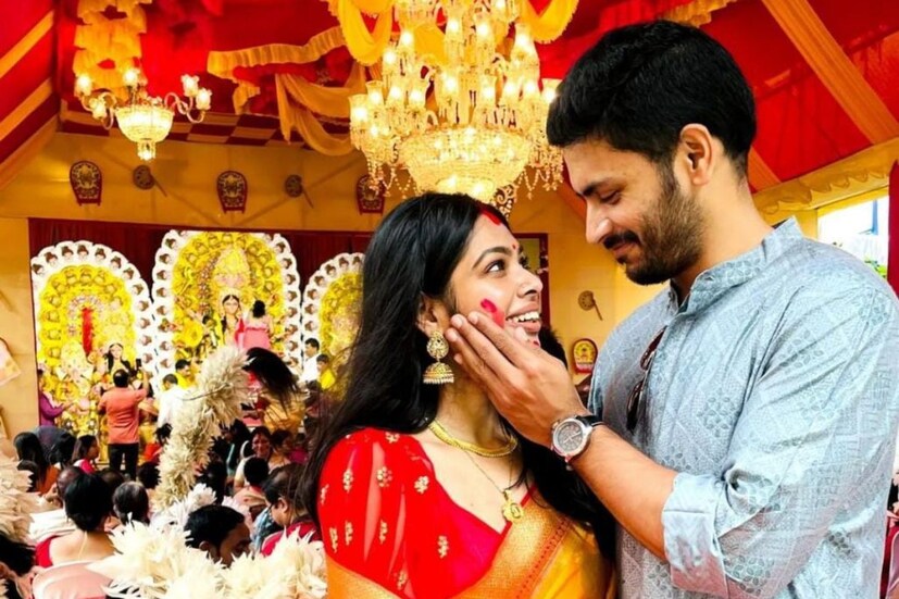 সিঁদুরখেলা আর প্রেম মিলেমিশে গিয়েছে অর্জুন চক্রবর্তী আর সৃজা সেনের এই ছবিতে। তারকা দম্পতি একে অপরের গালে সিঁদুর মাখিয়ে রাঙিয়ে তুললেন তাঁদের প্রেম।