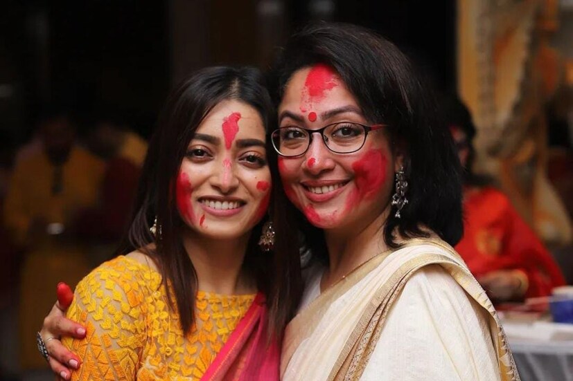 সিঁদুর খেললেন ইশা সাহাও। নিউটাউনের দুর্গাবাড়িতে প্রতিমা বরণ করে সিঁদুরখেলা মেতেছিলেন নায়িকা। তবে সাদা-লালের বদলে গোলাপি-হলুদে সেজে চমক দিলেন তিনি। 