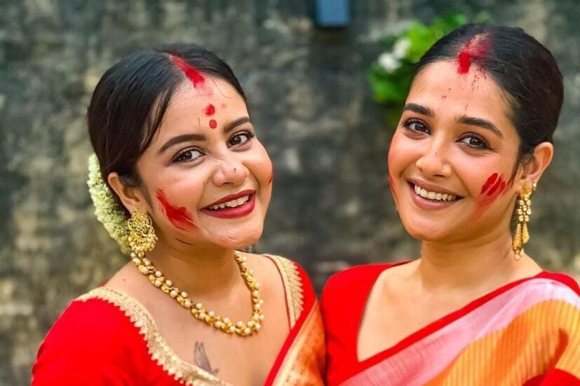 মাস কয়েক আগে বিয়ে হয়েছে সোমাশ্রী ভট্টাচার্যের। তাও আবার রোশনি ভট্টাচার্যের স্বামীর বন্ধুর সঙ্গে। কেবল 'করুণাময়ী রাণী রাসমণি' ধারাবাহিক নয়, তার পরে ব্যক্তিগত জীবনেও তাঁরা এখন আত্মীয়। সিঁদুরখেলাতেও তাই আত্মীয়কেই নিজের সঙ্গী বানালেন দুই নায়িকা।