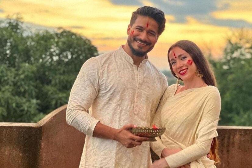 রাধা-কৃষ্ণের প্রেমে মজে নিজেদের প্রেম শুরু। বাগদানও সেরেছেন মাসখানেক আগে। সেই দম্পতি এই বিজয়ায় সিঁদুরখেলায় রাঙা হলেন। চিন্তামণি ডায়না এবং টেলি তারকা গৌরব মণ্ডল।