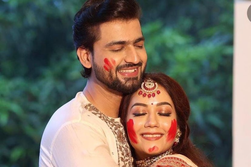 আরও এক দম্পতি সিঁদুরখেলার পর একে অপরের আলিঙ্গনে মিশে গিয়েছেন। রুদ্রজিৎ মুখোপাধ্যায় এবং প্রমিতা চক্রবর্তী। সাবেকি সাজে টেলিভিশনের তারকা দম্পতি। 