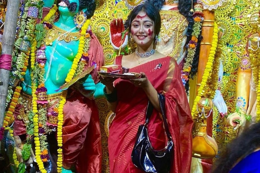 'অপু' সুস্মিতা দে-র বিজয়া কাটল লাল শাড়িতে। প্রতিমার সামনে সিঁদুর মেখে তিনিও প্রতিমার মতোই সুন্দরী যেন। বরণডালা হাতে ছবি তুললেন টেলি নায়িকা।
